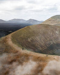 Luftaufnahme der Caldera Blanca, des größten Vulkans der Insel Lanzarote, Lanzarote, Kanarische Inseln, Spanien. - AAEF16579