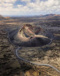 Luftaufnahme von El Cuervo, einem Vulkan im Timanfaya-Nationalpark auf Lanzarote, Kanarische Inseln, Spanien. - AAEF16582