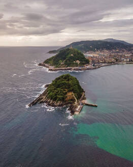 Luftaufnahme der Isla de Santa Clara, Donostia, San Sebastian, Gipuzkoa, Baskenland, Spanien. - AAEF16587