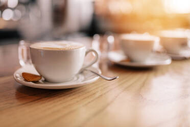 Nahaufnahme einer Kaffeetasse auf dem Tisch. Cafétisch mit Kaffeetassen - JLPSF26846