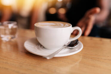 Nahaufnahme einer Tasse frischen Kaffees auf dem Tresen eines Cafés mit einer Tasse Kaffee. - JLPSF26877