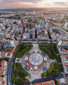 Luftaufnahme des Wohnviertels Campo Pequeno im Stadtzentrum von Lissabon bei Sonnenuntergang, Portugal. - AAEF16599