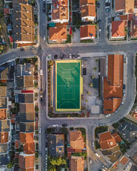 Luftaufnahme eines Fußballplatzes in einem Wohnviertel in Arrentela bei Seixal, Setubal, Portugal. - AAEF16600