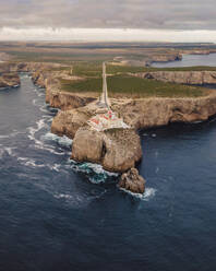 Luftaufnahme des Farol do Cabo de Sao Vicente, eines schönen Leuchtturms auf einer Klippe bei Sonnenuntergang mit Blick auf den Ozean, Sagres, Algarve-Region, Portugal. - AAEF16607