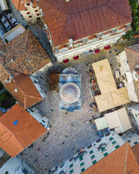 Luftaufnahme der kleinen Stadt Kotor an der Bucht von Kotor auf der Balkanhalbinsel, Montenegro. - AAEF16629
