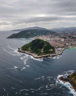 Luftaufnahme der Isla de Santa Clara und der Altstadt von Donostia, San Sebastian, Gipuzkoa, Baskenland, Spanien. - AAEF16632