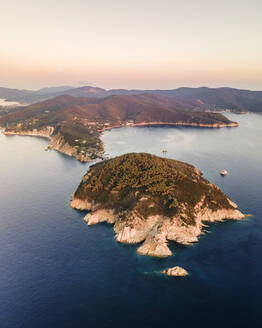 Luftaufnahme von Capo D'Enfola bei Sonnenuntergang, Insel Elba, Toskana, Italien. - AAEF16638