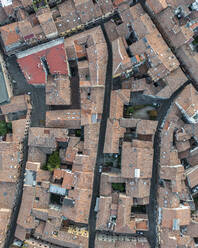 Luftaufnahme von Ferrara, einer kleinen Stadt in der Emilia Romagna, Italien. - AAEF16641