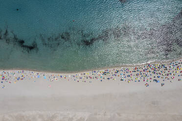 Luftaufnahme des Strandes von Porto Giunco, Villasimius, Sardinien, Italien. - AAEF16646