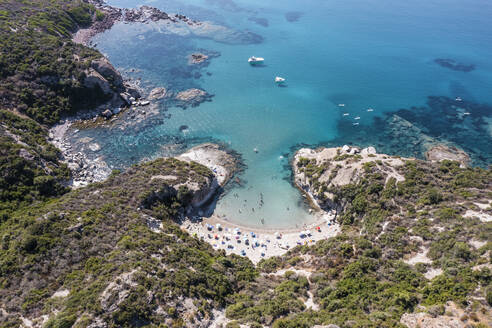 Luftaufnahme von Cumpoltitu Beach, Oristano, Sardinien, Italien. - AAEF16658