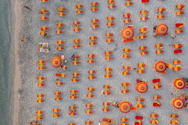 Luftaufnahme von Menschen am Strand in Alghero, Sardinien, Italien. - AAEF16661