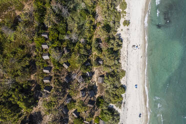 Luftaufnahme des Strandes Casabianda, Aleria, Insel Korsika, Frankreich. - AAEF16673