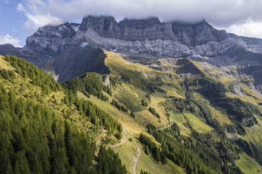 Luftaufnahme einer schönen Berglandschaft im Val-d'Illiez, Wallis, Schweiz. - AAEF16691