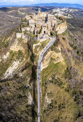 Luftaufnahme der alten europäischen Stadt auf einem Hügel, Civita di Bagnoregio, Latium, Italien. - AAEF16693