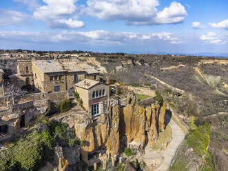 Luftaufnahme der alten europäischen Stadt auf einem Hügel, Civita di Bagnoregio, Latium, Italien. - AAEF16694