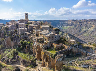 Luftaufnahme der alten europäischen Stadt auf einem Hügel, Civita di Bagnoregio, Latium, Italien. - AAEF16695