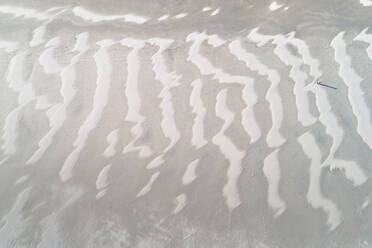 Abstrakte Draufsicht auf erstaunliche, vom Wind geschaffene Sandlinien am Nordseestrand in der Nähe des Slufter-Tals, Texel, Noord-Holland, Niederlande. - AAEF16697