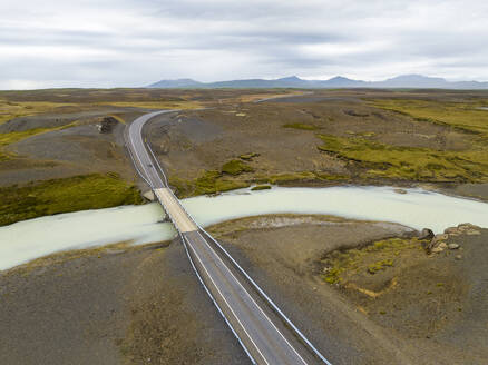 Luftaufnahme des gewundenen Flusses Sanda in grüner, trostloser Landschaft im isländischen Hochland. - AAEF16701