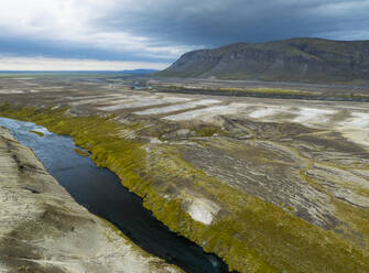 Luftaufnahme des Berges Burfell, des Flusses und der Tephra des Vulkans Hekla, Island. - AAEF16704