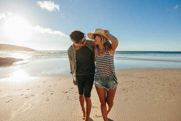 Liebevolles junges Paar, das einen Tag am Strand genießt. Schönes Paar, das an einem Sommertag am Meer spazieren geht. - JLPSF27264