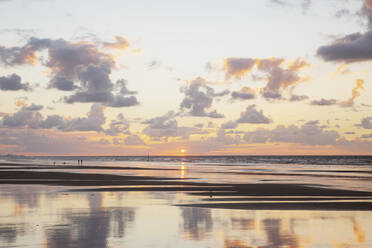 Belgien, Westflandern, Nasser Strand bei Sonnenuntergang - GWF07633