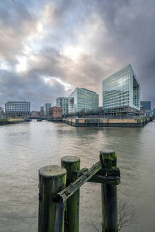 Deutschland, Hamburg, Fluss Elbe mit modernen Bürogebäuden im Hintergrund - KEBF02435