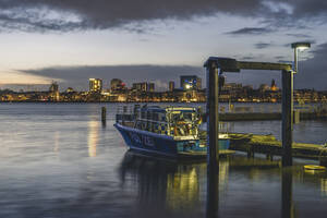 Deutschland, Hamburg, Polizeiboot in der Abenddämmerung am Ufersteg - KEBF02438