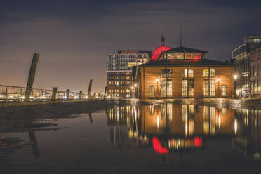 Deutschland, Hamburg, Historische Fischauktionshalle bei Nacht - KEBF02439