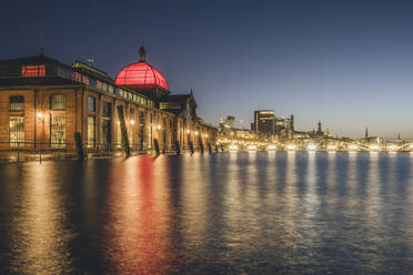 Deutschland, Hamburg, Historische Fischauktionshalle bei Nacht - KEBF02440