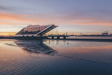 Deutschland, Hamburg, Elbe und Dockland Fährterminal in der Morgendämmerung - KEBF02443