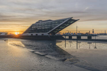 Deutschland, Hamburg, Elbe und Dockland Fährterminal bei Sonnenaufgang - KEBF02444