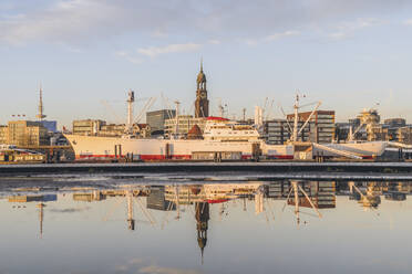 Deutschland, Hamburg, Cap San Diego Schiff im Hafen festgemacht - KEBF02445