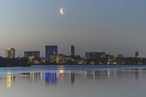 Deutschland, Hamburg, Mond geht auf über Außenalster mit Stadtsilhouette im Hintergrund - KEBF02448