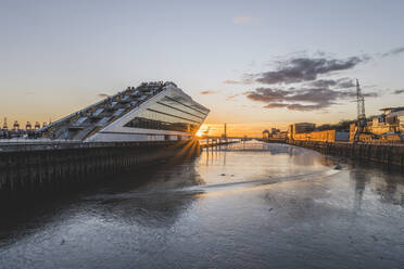 Deutschland, Hamburg, Elbe und Dockland Fährterminal bei Sonnenaufgang - KEBF02451