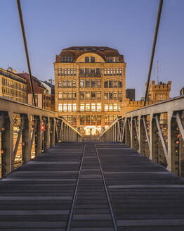 Deutschland, Hamburg, Brücke vor dem historischen Haus der Seefahrt - KEBF02462
