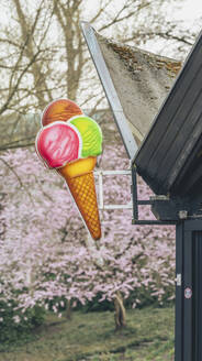 Deutschland, Hamburg, Eiskiosk im Park Planten un Blomen - KEBF02464