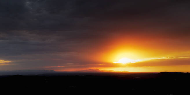 Spanien, Balearen, Menorca, Panoramablick auf den Sonnenuntergang über Mallorca - SMAF02318