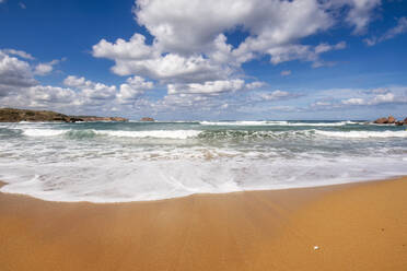 Spanien, Balearische Inseln, Menorca, Sandstrand von Cavalleria Beach - SMAF02320
