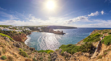 Spanien, Balearen, Menorca, Sonnenschein über der Bucht Cala Morell im Sommer - SMAF02324