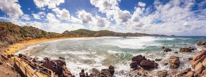 Spanien, Balearische Inseln, Menorca, Panoramablick auf den Strand von Cavalleria - SMAF02326