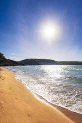 Spanien, Balearische Inseln, Menorca, Sonnenschein über dem Strand Platja des Bot - SMAF02332