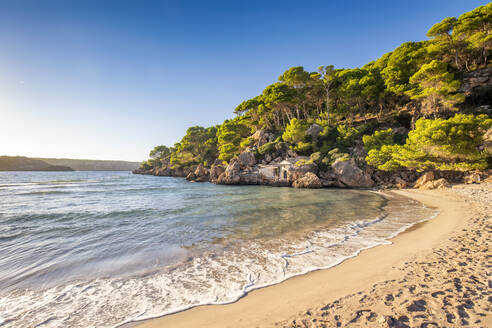 Spanien, Balearische Inseln, Menorca, Sandstrand Platja des Bot - SMAF02333