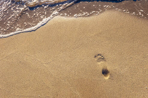 Einzelner Fußabdruck auf Strandsand - SMAF02336