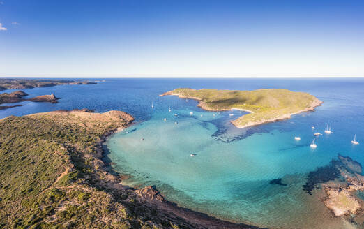 Spanien, Balearische Inseln, Menorca, Blick auf die Insel Colom und das umliegende Meer im Sommer - SMAF02346