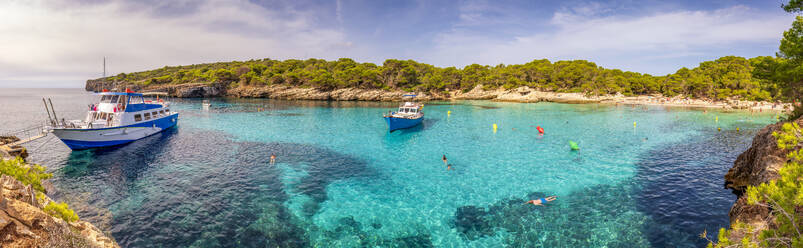 Spanien, Balearische Inseln, Menorca, Panoramablick auf die Bucht Cala Turqueta - SMAF02351