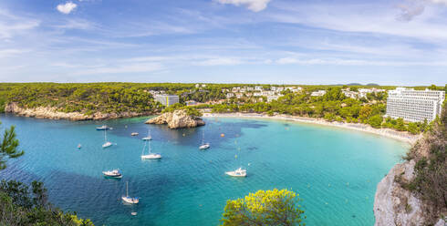 Spanien, Balearische Inseln, Menorca, Panoramablick auf die Bucht Cala Galdana im Sommer - SMAF02360