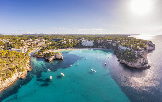 Spanien, Balearen, Menorca, Sonnenschein über der Bucht Cala Galdana im Sommer - SMAF02364