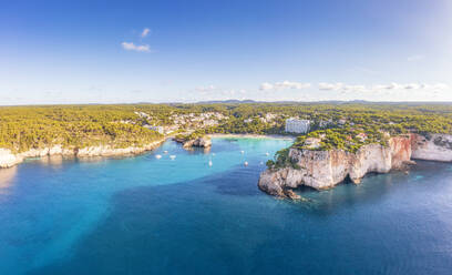 Spanien, Balearische Inseln, Menorca, Blick auf die Bucht Cala Galdana und die umliegende Landschaft im Sommer - SMAF02365