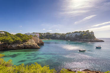 Spanien, Balearische Inseln, Menorca, Blick auf den Ferienort Cala Galdana im Sommer - SMAF02369