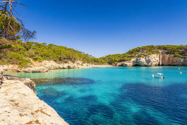 Spanien, Balearische Inseln, Menorca, Bucht Cala Mitjana im Sommer - SMAF02370